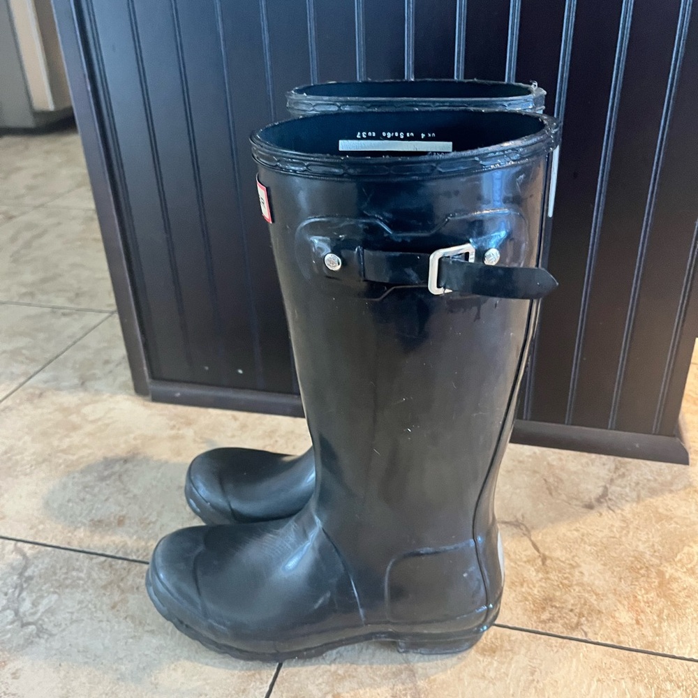 Hunter Original Boots size 6Y. Worn just a handful of times.